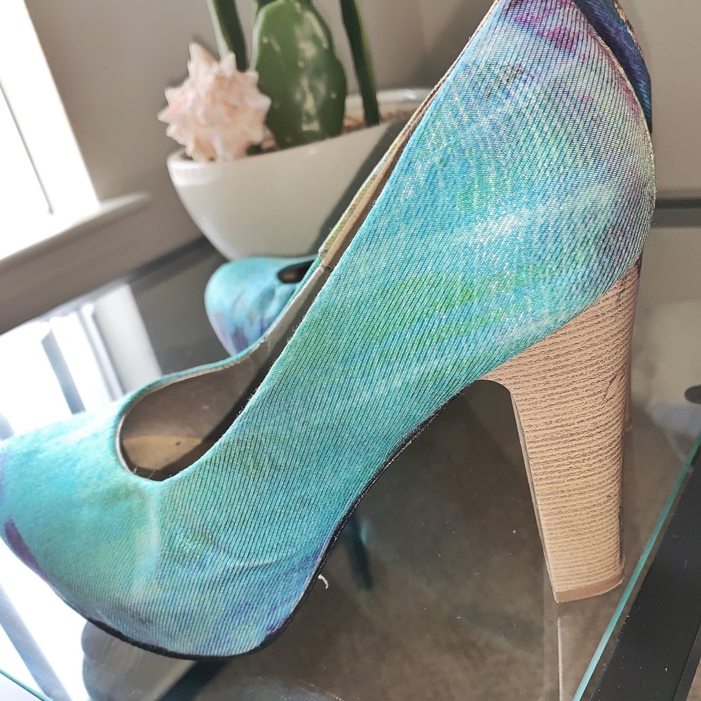 Turquoise high heels !